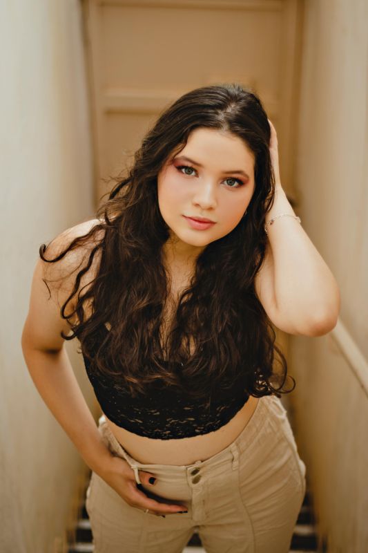 Как общается уверенная в себе женщина: 10 признаков ее силы