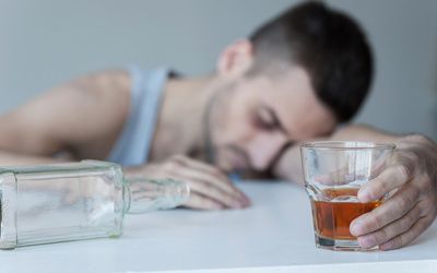 Как помочь близкому, страдающему алкоголизмом, не потеряв себя