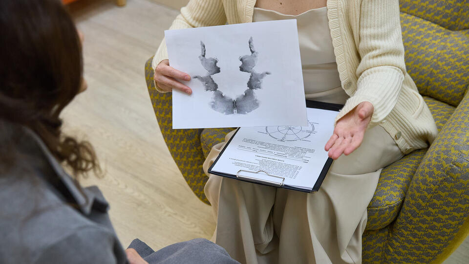 Кто должен оплачивать услуги психолога на работе: разъяснения от Роскачества