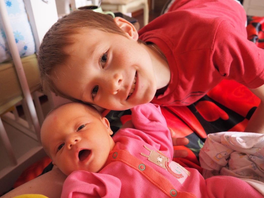 Новый статус старшего брата: незабываемые моменты первого года